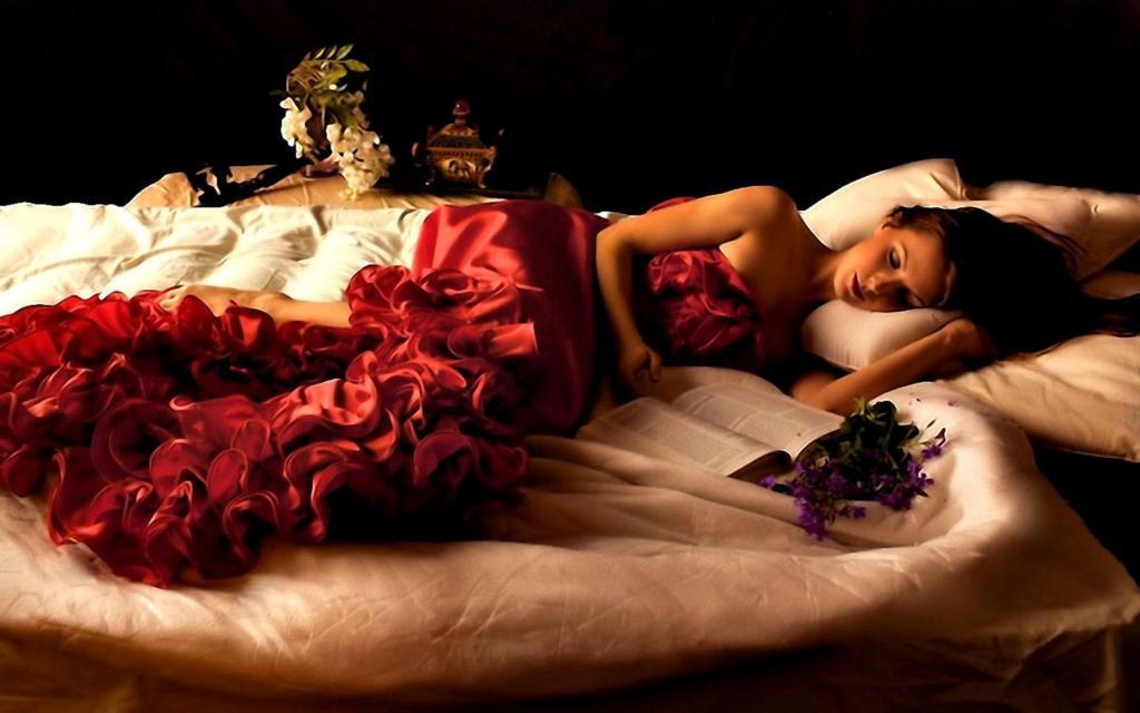 Лепестки роз лежат на голом теле молодой дамы