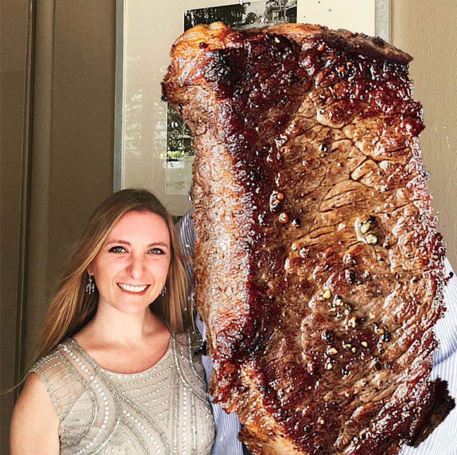 Мама жарит мясо в развратной кофте фото