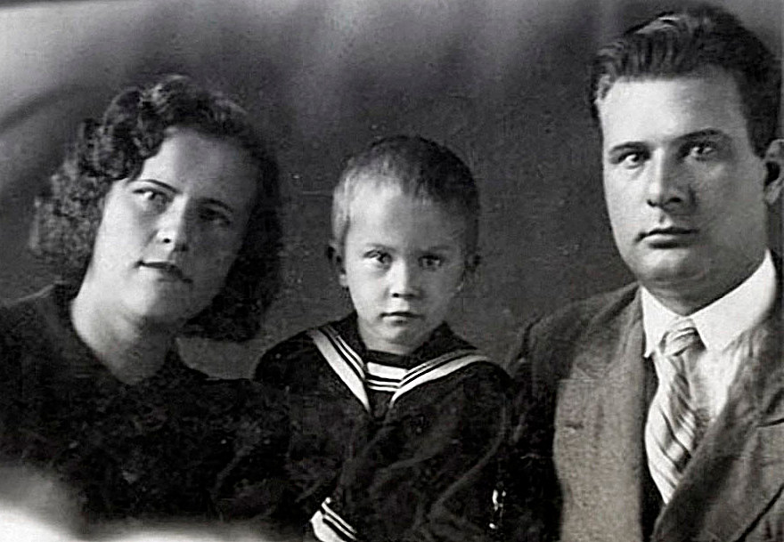 Валя Талызина с папой и мамой